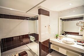 Van Phat Riverside Hotel