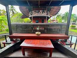 Kaengkrachan Boathouse Paradise Resort