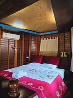 Kaengkrachan Boathouse Paradise Resort