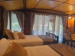 Kaengkrachan Boathouse Paradise Resort