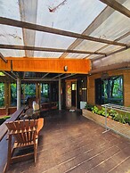 Kaengkrachan Boathouse Paradise Resort