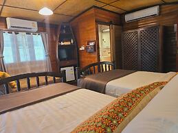 Kaengkrachan Boathouse Paradise Resort