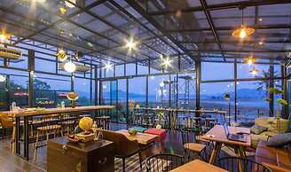 Kaengkrachan Boathouse Paradise Resort