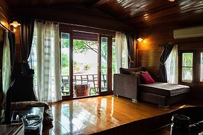 Kaengkrachan Boathouse Paradise Resort