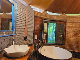 Kaengkrachan Boathouse Paradise Resort