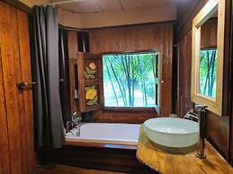 Kaengkrachan Boathouse Paradise Resort