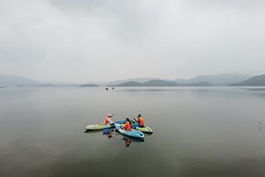 Kaengkrachan Boathouse Paradise Resort
