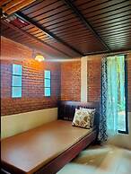 Kaengkrachan Boathouse Paradise Resort