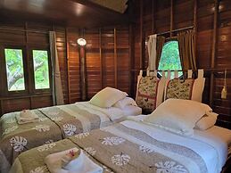 Kaengkrachan Boathouse Paradise Resort