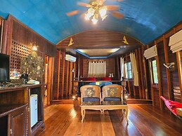 Kaengkrachan Boathouse Paradise Resort