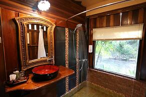 Kaengkrachan Boathouse Paradise Resort