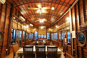 Kaengkrachan Boathouse Paradise Resort