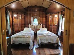 Kaengkrachan Boathouse Paradise Resort