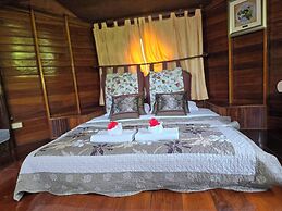 Kaengkrachan Boathouse Paradise Resort