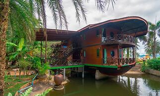 Kaengkrachan Boathouse Paradise Resort
