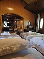 Kaengkrachan Boathouse Paradise Resort