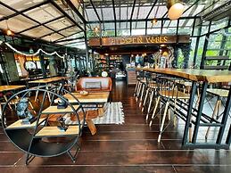 Kaengkrachan Boathouse Paradise Resort