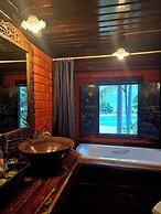 Kaengkrachan Boathouse Paradise Resort