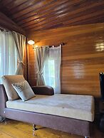 Kaengkrachan Boathouse Paradise Resort