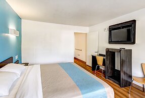 Motel 6 Waco, TX - Lacy Lakeview