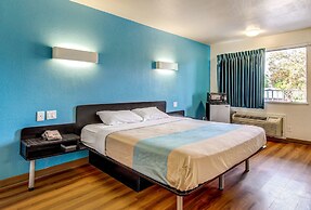 Motel 6 Waco, TX - Lacy Lakeview