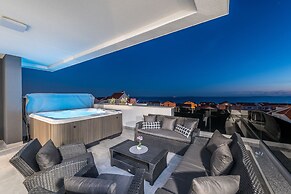 Villa Magnifica Penthouse with Jacuzzi