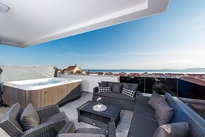 Villa Magnifica Penthouse with Jacuzzi