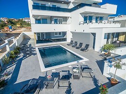 Villa Magnifica Penthouse with Jacuzzi