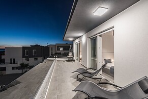 Villa Magnifica Penthouse with Jacuzzi