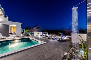 Villa Magnifica Penthouse with Jacuzzi