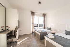 Villa Magnifica Penthouse with Jacuzzi