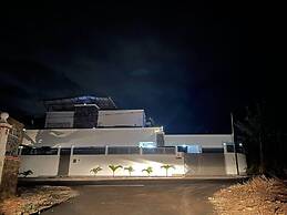 Spacious 4-bed Villa in Flic en Flac Roof top bar