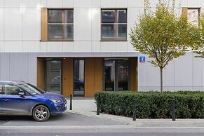 One Bedroom Apartment Okrzei by Renters