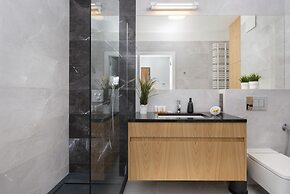 One Bedroom Apartment Okrzei by Renters