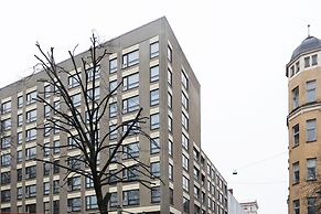 2ndhomes Modern 1BR Apartment w Balcony