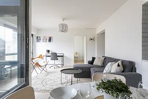 2ndhomes Modern 1BR Apartment w Balcony