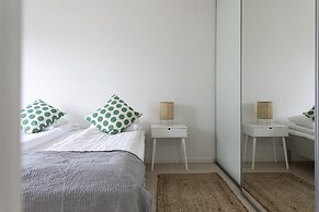 2ndhomes Modern 1BR Apartment w Balcony