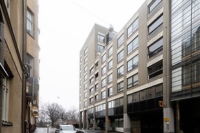 2ndhomes Modern 1BR Apartment w Balcony