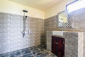 Pini Sentana Village