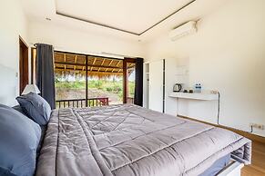 Pini Sentana Village