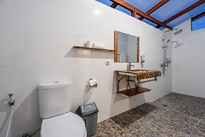 Pini Sentana Village