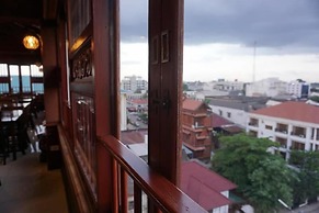 Manorom Classy Hotel