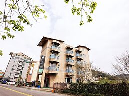 Bishui Shanju Lakeside B&B