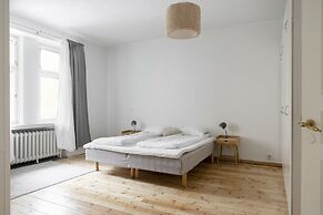 2ndhomes Central 85m2 2BR Apartment