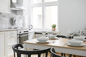 2ndhomes Central 85m2 2BR Apartment