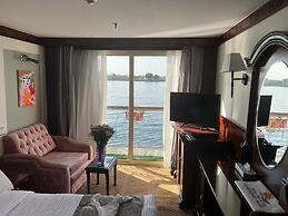 Mimi and Diamond Hotel