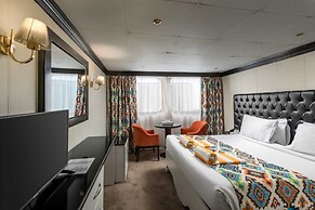 Mimi and Diamond Hotel