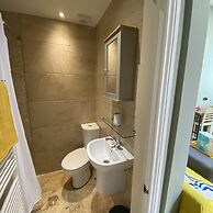 Private Annex, Parking, Wifi, 2mins to J48 A1 M1