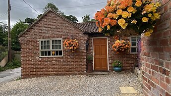 Private Annex, Parking, Wifi, 2mins to J48 A1 M1