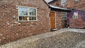 Private Annex, Parking, Wifi, 2mins to J48 A1 M1